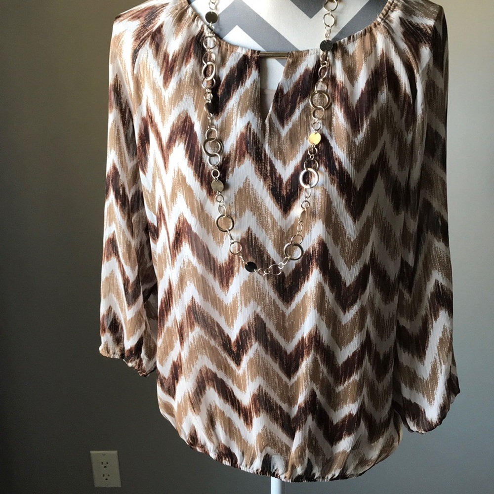 Brown 3/4 sleeve chevron top.